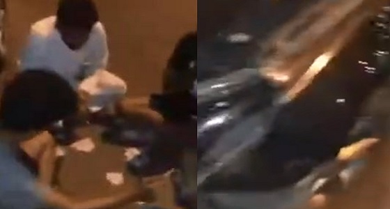 شاهد.. شباب يلعبون البلوت على طريق عام بعد تعرضهم لحادث