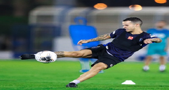 بمناورة وتكتيك.. الهلال يواصل تدريباته(صور)