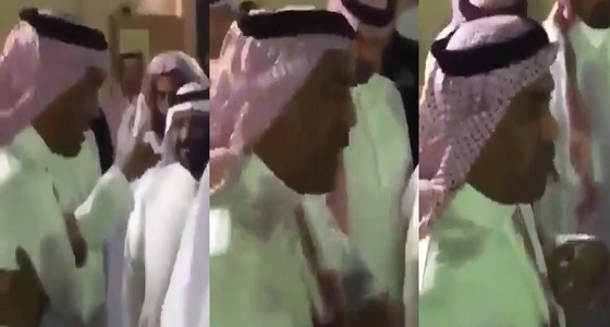 بالفيديو.. عبد العزيز الفغم يواسي والد أحد شهداء الوطن