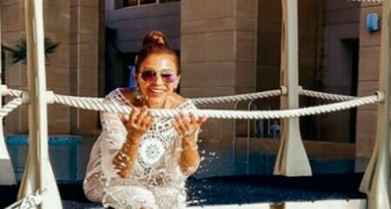 بالصور.. مهيرة عبدالعزيز ترتدي الـ ” كاش مايوه ” بإجازتها الصيفية