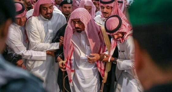 بالفيديو.. والد قاتل «الفغم» يواسي عائلة الشهيد ويشاركهم صلاة الجنازة