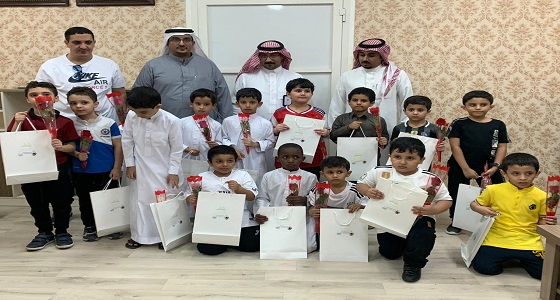 تزامنا مع بدء العام الدراسي.. استقبال طلاب مدارس رجال ألمع بالورود