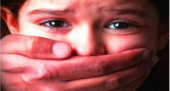 رجل يغتصب قاصرات ويبتزهّن بصورهّن العارية