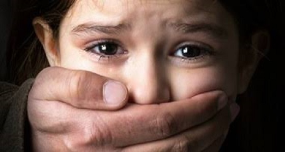 جريمة بشعة.. 3 ذئاب بشرية يهتكون عرض طفلة 