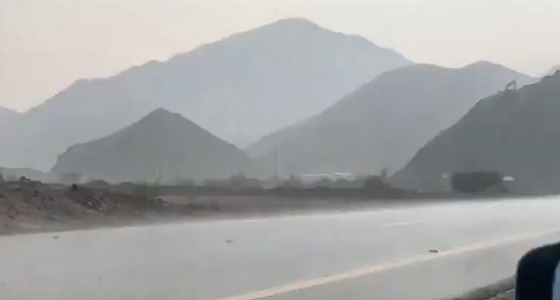 شاهد.. أمطار الخير تهطل في مكة المكرمة