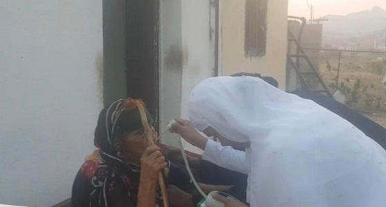 بن دلبوح يقف على حالة مسنة المجاردة ويوجه لها بمساعدة عاجلة