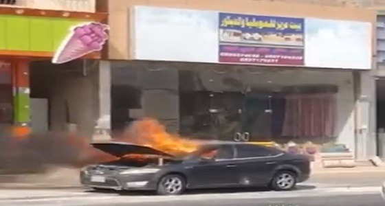 بالفيديو.. اشتعال النيران بسيارة متوقفه بطريق الملك عبدالعزيز في نجران