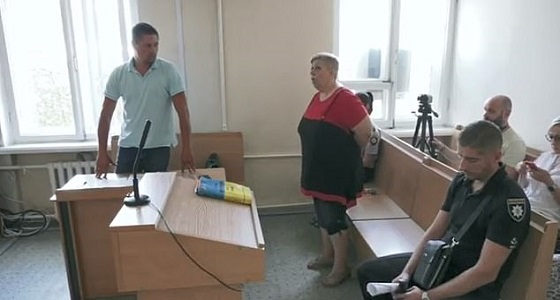 سيدة تعذب طفلا في رعايتها وتقيده بالسلاسل في كرسي