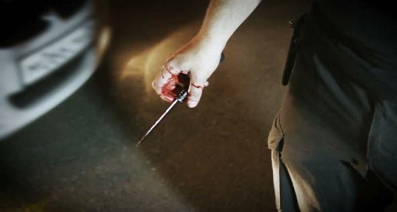 رجل يقطع جسد آخر ويلقي بجثته في الطريق العام بعد تحرشه بزوجته