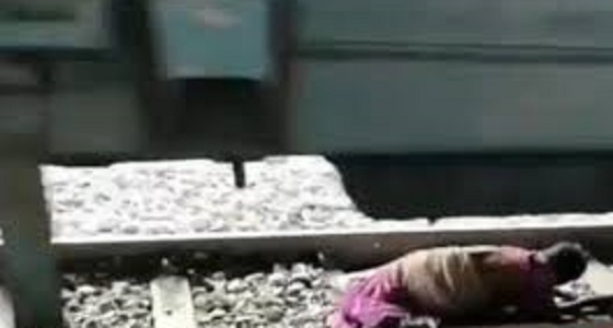 فيديو مرعب لسيدة مسنة تحت عجلات القطار أثناء سيره
