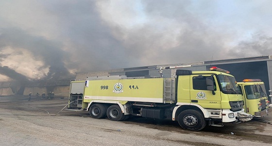 بالصور.. اندلاع حريق في مستودع للأعلاف بالعزيزية