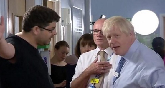 بالفيديو.. والد طفلة مريضة يواجه رئيس وزراء بغضب خلال زيارته لمستشفى