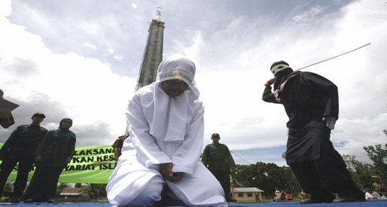 الجلد لـ 3 أزواج تعانقوا في أماكن عامة