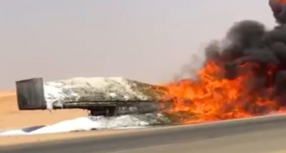بالفيديو.. النيران تلتهم شاحنة محملة بمواد بلاستيكية بالأفلاج