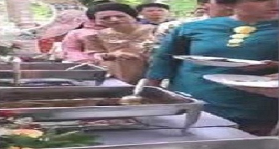 بالفيديو.. شجار بين سيدتين بسبب الطعام في حفل زفاف أندونيسي