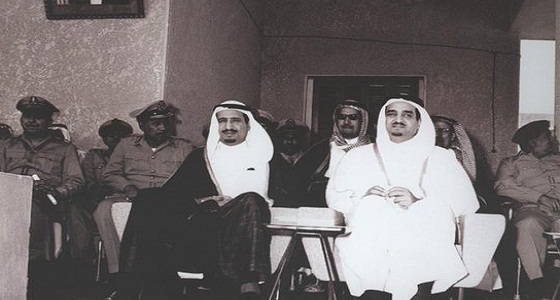 صورة تاريخية تجمع بين خادم الحرمين والملك فهد خلال حفل تخرج