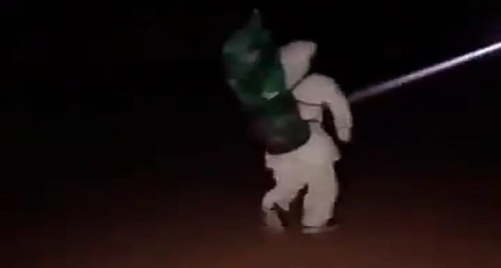بالفيديو.. مواطنان يسيران على الأقدام من نجران إلى الرياض احتفالا باليوم الوطني للمملكة