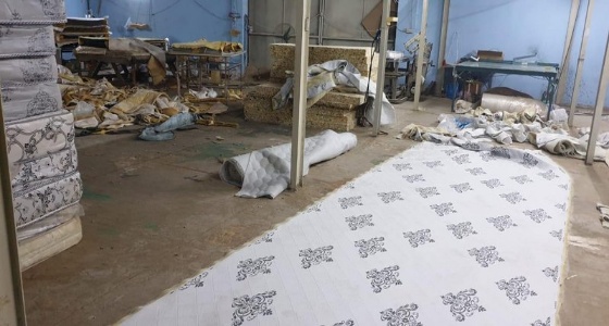 بالصور.. إغلاق مستودع يُعيد تدوير مراتب إسفنجية ملوّثة بجدة