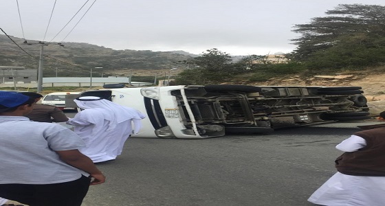 7 إصابات في حادث انقلاب حافلة طالبات بمحافظة النماص