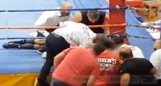 شاهد.. لحظة انقباض روح ملاكم في حلبة المصارعة