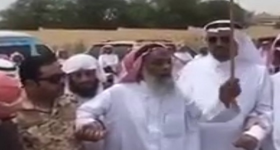 كلمات مؤثرة لوالد الشهيد حسن شايع القحطاني لحظة ‏دفن ابنه (فيديو)