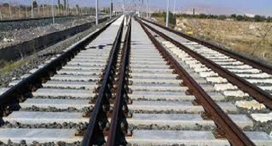 المرور: الوقوف على خطوط السكة الحديدية يعد مخالفة مرورية