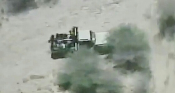 بالفيديو.. لحظة استهداف طائرات التحالف لـ &#8221; عربة &#8221; تقل مجموعة حوثية