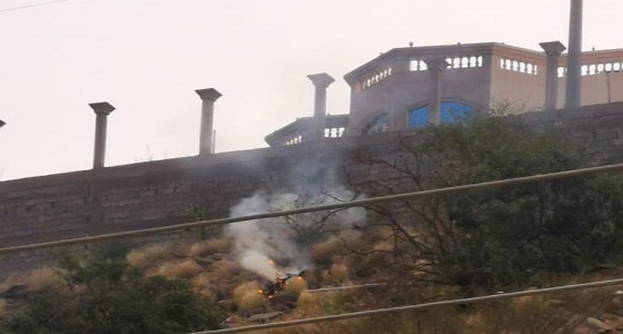 شاهد.. صاعقة رعدية تشعل النار في جبل قسميل بالداير