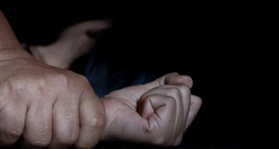 « قاصر » تتهم والدها وعميها باغتصابها عدة مرات وتصوريها عارية