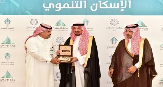 أمير نجران يسلّم مستفيدي الإسكان التنموي وحداتهم السكنية