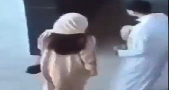 فيديو صادم لخليجية تتحرش بشاب في مكان عام يثير جدلا