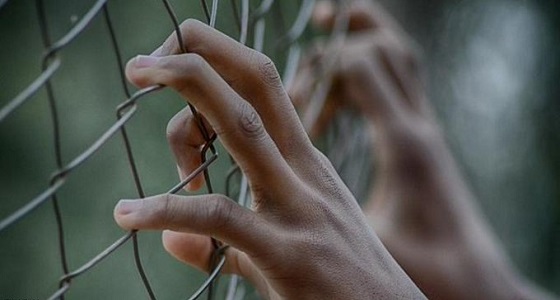 شاب يتسلق جدار سجن لمصالحة خطيبته السابقة!