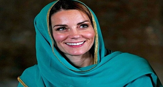 اقتداءًا بالأميرة ديانا.. كيت ميدلتون بالحجاب في أشهر مسجد بباكستان (فيديو وصور)
