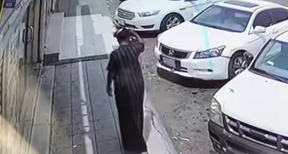 بالفيديو.. لص يسرق سيارة بداخلها طفل في جدة
