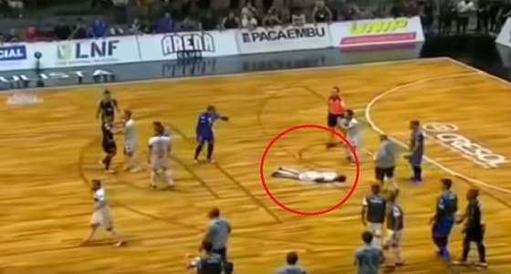 بالفيديو.. لاعب يركل وجه زميله بدلا من الكرة