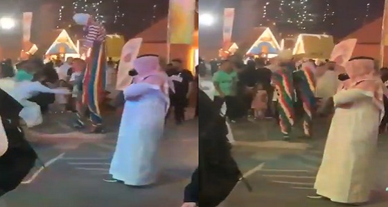 بالفيديو.. «آل الشيخ» يتوعد أحد حضور موسم الرياض بعدما أسقط مُهرّج أرضًا