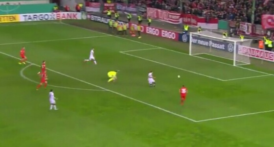 بالفيديو.. حارس مرمى يرتكب خطأ كارثيا خلال مباراة فريقه