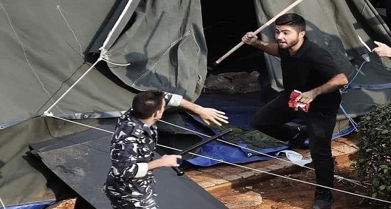 صورة استفزازية.. عنصر من «حزب الله» يعتدي على جندي لبناني