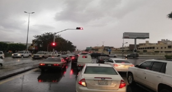 « اصطدام شاحنتين ».. إعاقة الحركة المرورية على طريق « الطائف – الرياض »