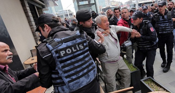 بالفيديو.. الشرطة التركية تفرق تظاهرة بالهراوات ورذاذ الفلفل
