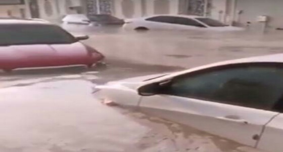 بالفيديو.. غرق العديد من المركبات بسبب جريان مياه السيول بمكة