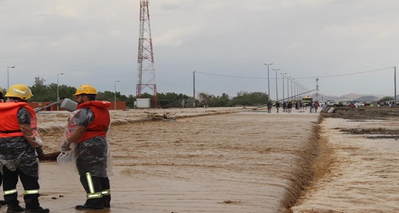 احتجاز شخص داخل مركبته في الكامل