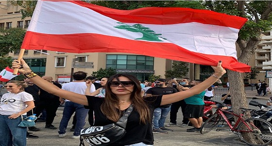 شاهد .. اللبنانية نادين نجيم تشارك في المظاهرات : لبنان ينتفض