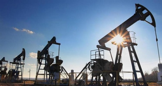 أسعار النفط تواصل خسائرها بفعل بيانات ضعيفة