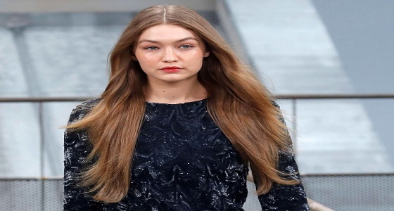 بالفيديو.. «المبتزة» تحاول إفساد عرض أزياء «شانيل» و«جيجي حديد» تتدخل