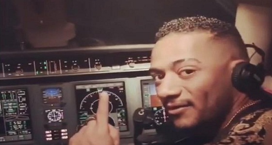 محمد رمضان يقود طائرة للمرة الأولى ويتجه إلى الرياض (فيديو)