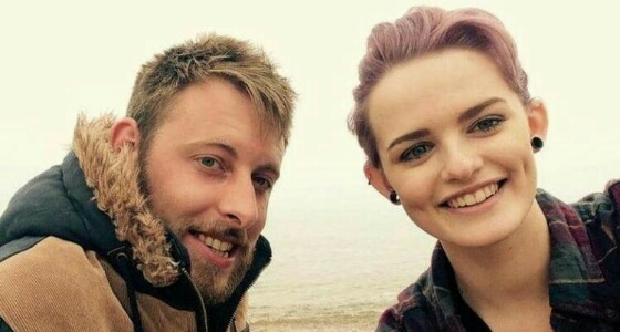 «شابة» أرادت تحضير ليلة رومانسية بـ الشموع فتحولت لكارثة