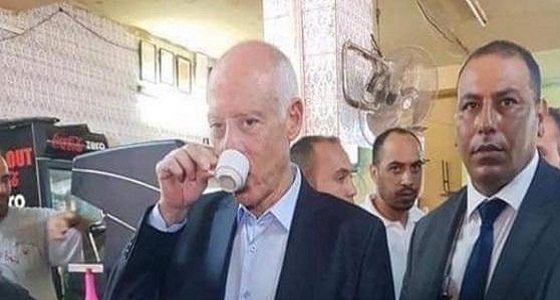 شاهد.. رئيس تونس الجديد في مقهى شعبي ويثير الاستهجان