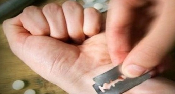 بعد قرار نقلها.. معلمة تقطع شرايين يدها