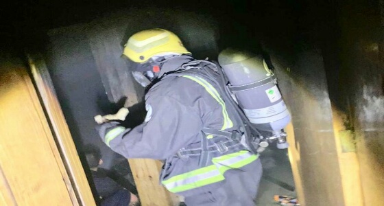 احتجاز امرأة وطفل إثر اندلاع حريق بـ مبنى سكني في الدمام